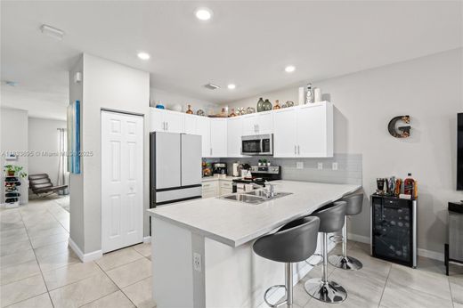 Townhouse in Hialeah, Miami-Dade