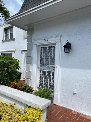 Townhouse in Hallandale, Broward County