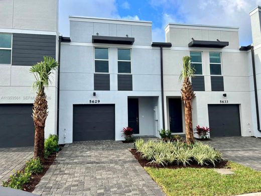 Townhouse in Mangonia Park, Palm Beach
