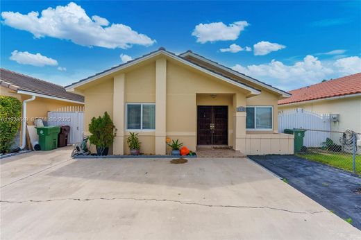 Жилой комплекс, Hialeah, Miami-Dade County