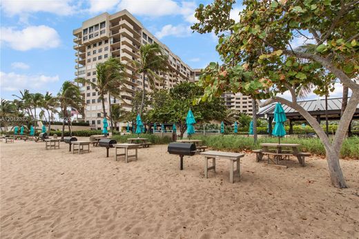 Residential complexes in Lauderdale by the sea, Broward County