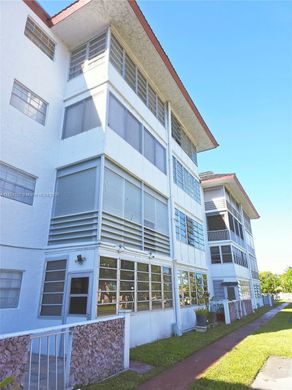 Lauderdale Lakes, Broward Countyのアパートメント・コンプレックス