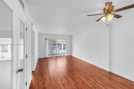 Residential complexes in Miami Beach, Miami-Dade