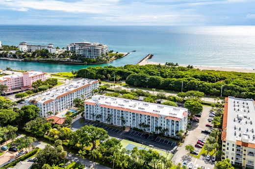 Residential complexes in Boca Raton, Palm Beach