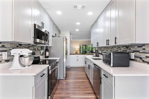 Residential complexes in Boca Raton, Palm Beach