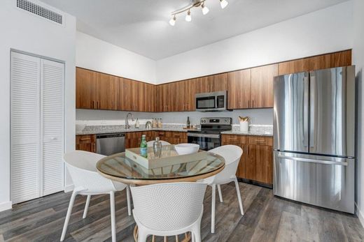 Residential complexes in Palm Springs, Palm Beach
