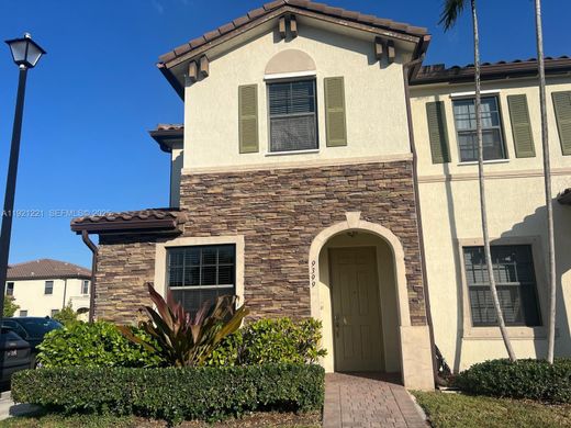 Casa di città a Hialeah, Miami-Dade County