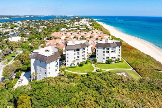 Residential complexes in Ocean Ridge, Palm Beach