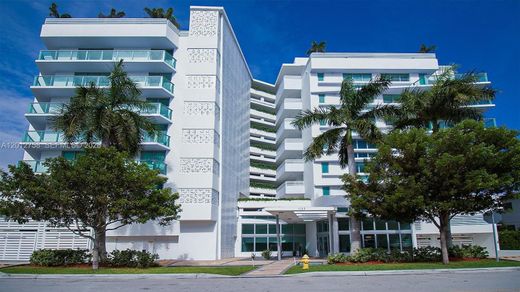 Residential complexes in Bay Harbor Islands, Miami-Dade