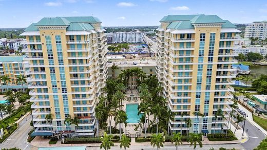 Residential complexes in Boynton Beach, Palm Beach