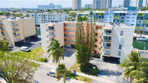 North Miami Beach, Miami-Dade Countyのアパートメント・コンプレックス