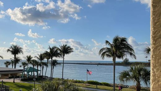 Residential complexes in Palm Beach Shores, Palm Beach