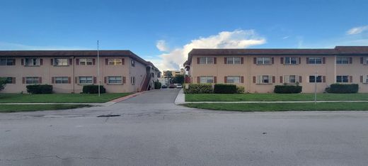 Residential complexes in Boca Raton, Palm Beach