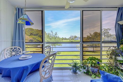 Residential complexes in Boca Raton, Palm Beach