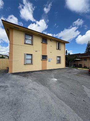 ハイアリア, Miami-Dade Countyのアパートメント・コンプレックス