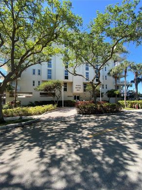 Residential complexes in North Miami Beach, Miami-Dade
