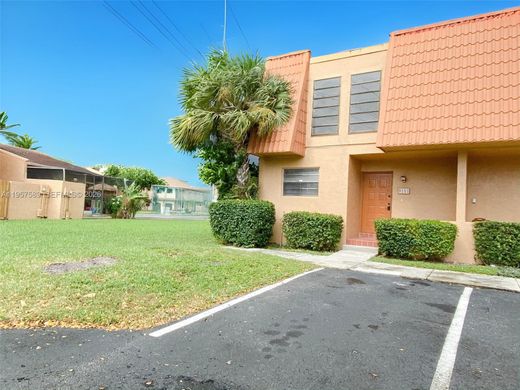 Townhouse in Pembroke Pines, Broward County