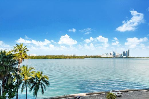 Residential complexes in Bay Harbor Islands, Miami-Dade