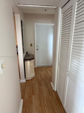 Residential complexes in Fort Lauderdale, Broward County