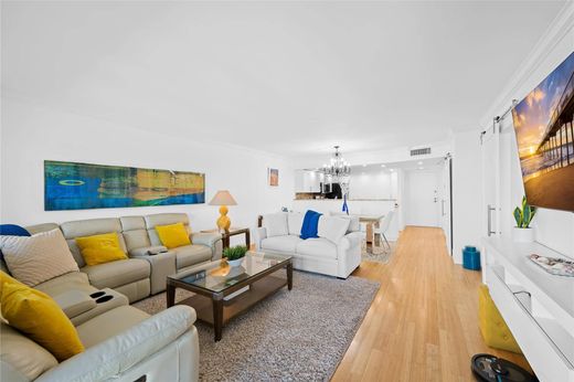 Residential complexes in Lauderdale by the sea, Broward County