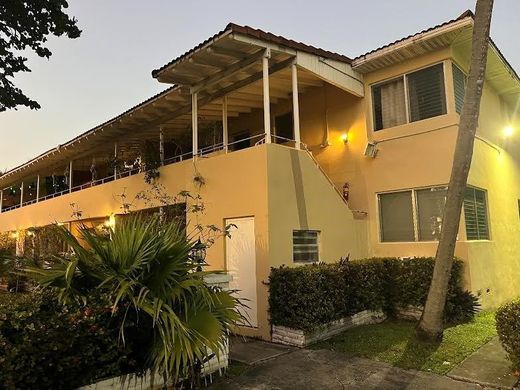 Residential complexes in Bal Harbour, Miami-Dade