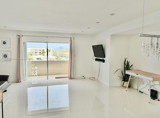 Residential complexes in Miami Beach, Miami-Dade