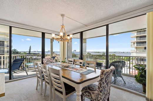 Residential complexes in Palm Beach Shores, Palm Beach