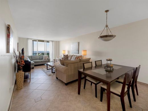 Complexes résidentiels à Sunny Isles Beach, Comté de Miami-Dade