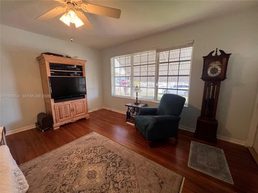 Villa - Hialeah, Miami-Dade County