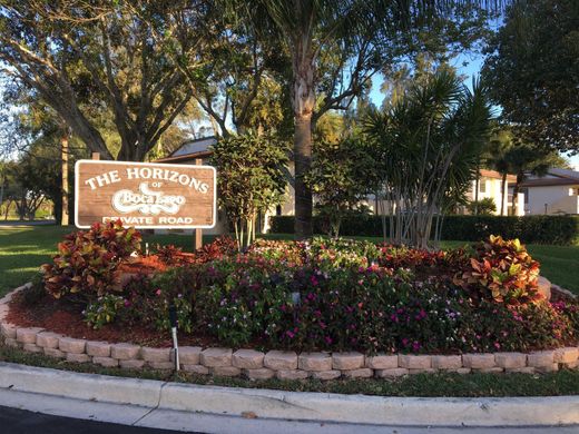 Residential complexes in Boca Raton, Palm Beach