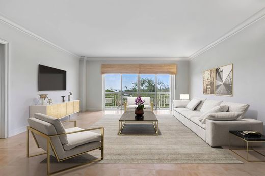 Residential complexes in Palm Beach, Florida