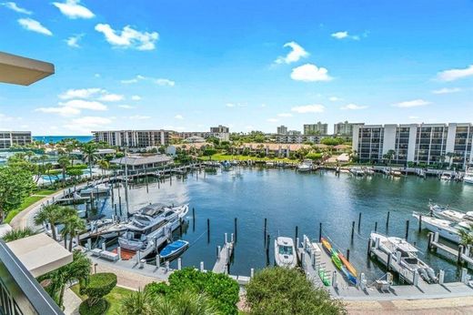 Residential complexes in Boca Raton, Palm Beach