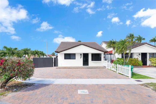 Villa in Hialeah Gardens, Miami-Dade
