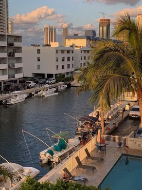 Residential complexes in North Miami Beach, Miami-Dade