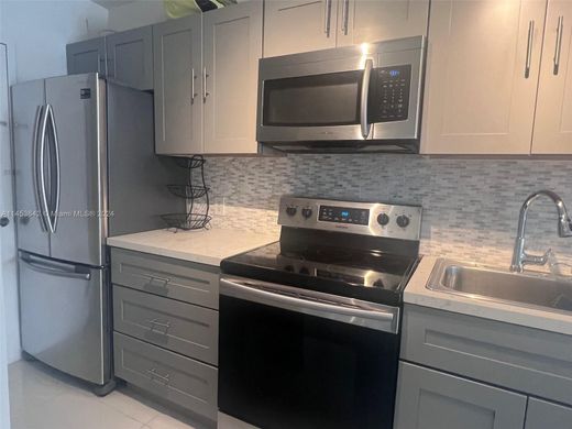 Residential complexes in Miami Beach, Miami-Dade