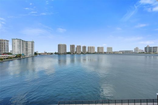 Complexes résidentiels à Sunny Isles Beach, Comté de Miami-Dade
