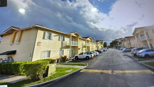 ハイアリア, Miami-Dade Countyのアパートメント・コンプレックス