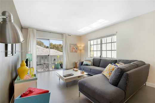 Residential complexes in Coral Gables, Miami-Dade