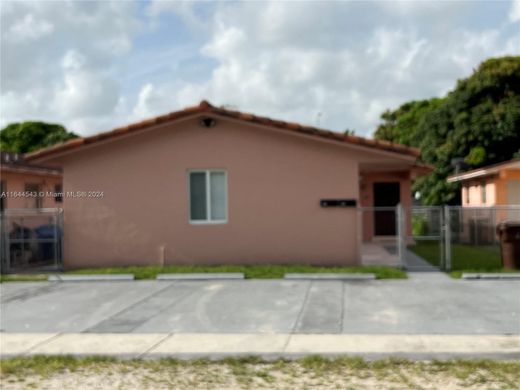 Casa di città a Hialeah, Miami-Dade County