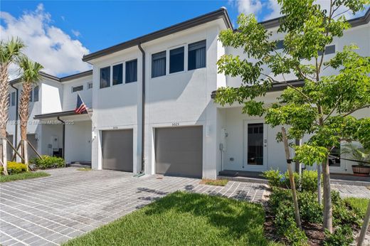 Townhouse in Pembroke Park, Broward County