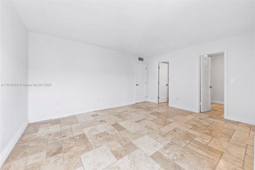 مجمع شقق ﻓﻲ North Miami Beach, Miami-Dade County