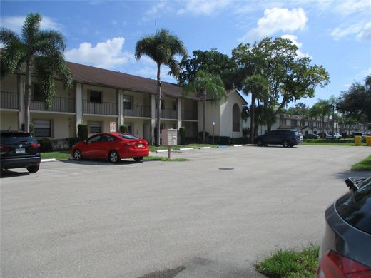 Residential complexes in Boca Raton, Palm Beach