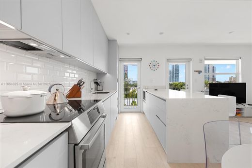 Residential complexes in Miami Beach, Miami-Dade