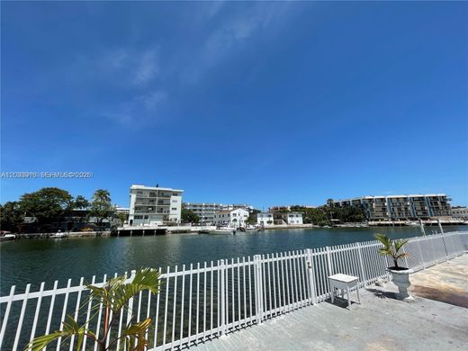 Residential complexes in Miami Beach, Miami-Dade