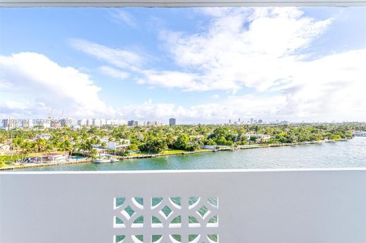 Bay Harbor Islands, Miami-Dade Countyのアパートメント・コンプレックス