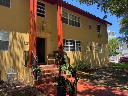 Residential complexes in Miami Beach, Miami-Dade