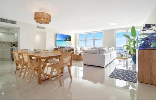 North Miami, Miami-Dade Countyのアパートメント・コンプレックス