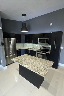 公寓楼  Hialeah, Miami-Dade County