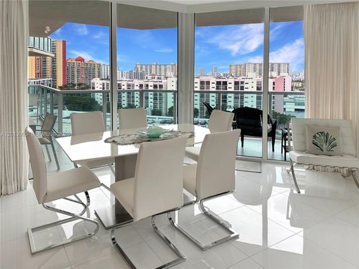 Complexes résidentiels à Sunny Isles Beach, Comté de Miami-Dade