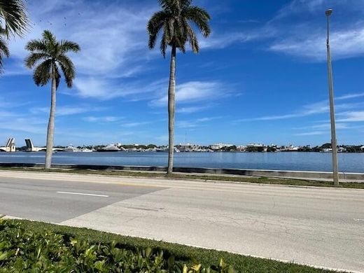 Residential complexes in West Palm Beach, Palm Beach